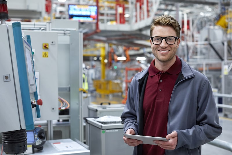 Ingeniero de ventas en una planta industrial.