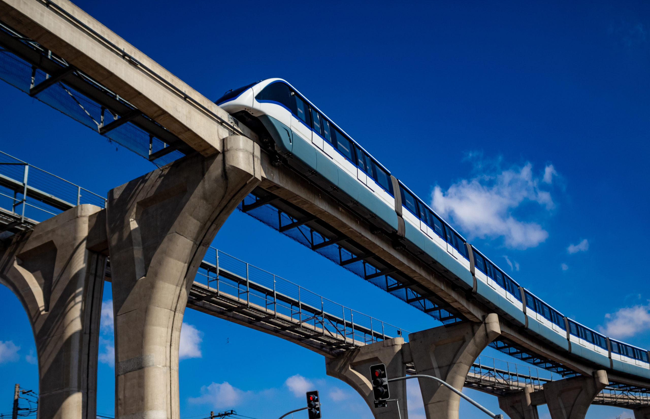 Monorail train passing by elevated road on the east side of the São Paulo